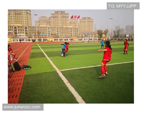 足球双星闪耀赛场解析如何以一敌二挑战对手防线